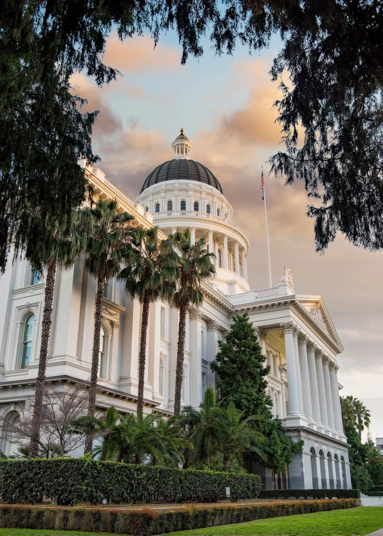 California Half-Staff Flag Rules: Governor Orders, Federal Orders and Local Flags