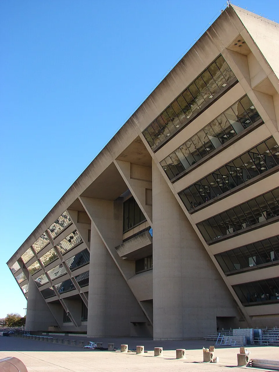Dallas City Hall exterior illustrating the City facility scope of municipal flag instructions